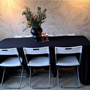 Buffettafel met zwarte rok & 6 klapstoelen