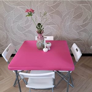 Buffettafel met roze rok & 4 klapstoelen