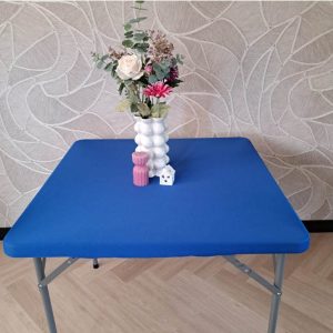 Buffettafel met blauwe rok & 4 klapstoelen
