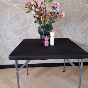 Buffettafel met zwarte rok & 4 klapstoelen